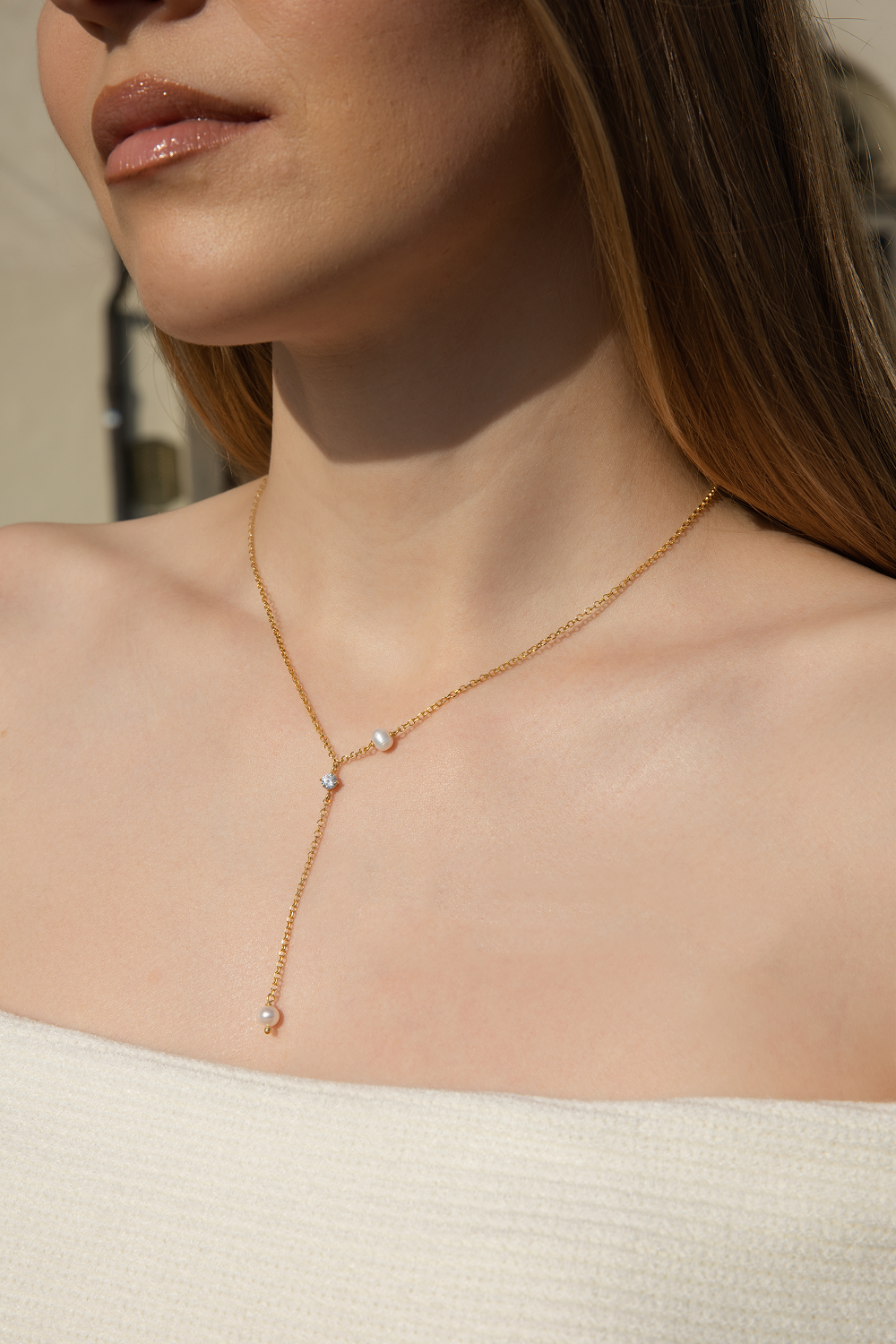 THE PEARL BETWEEN necklace