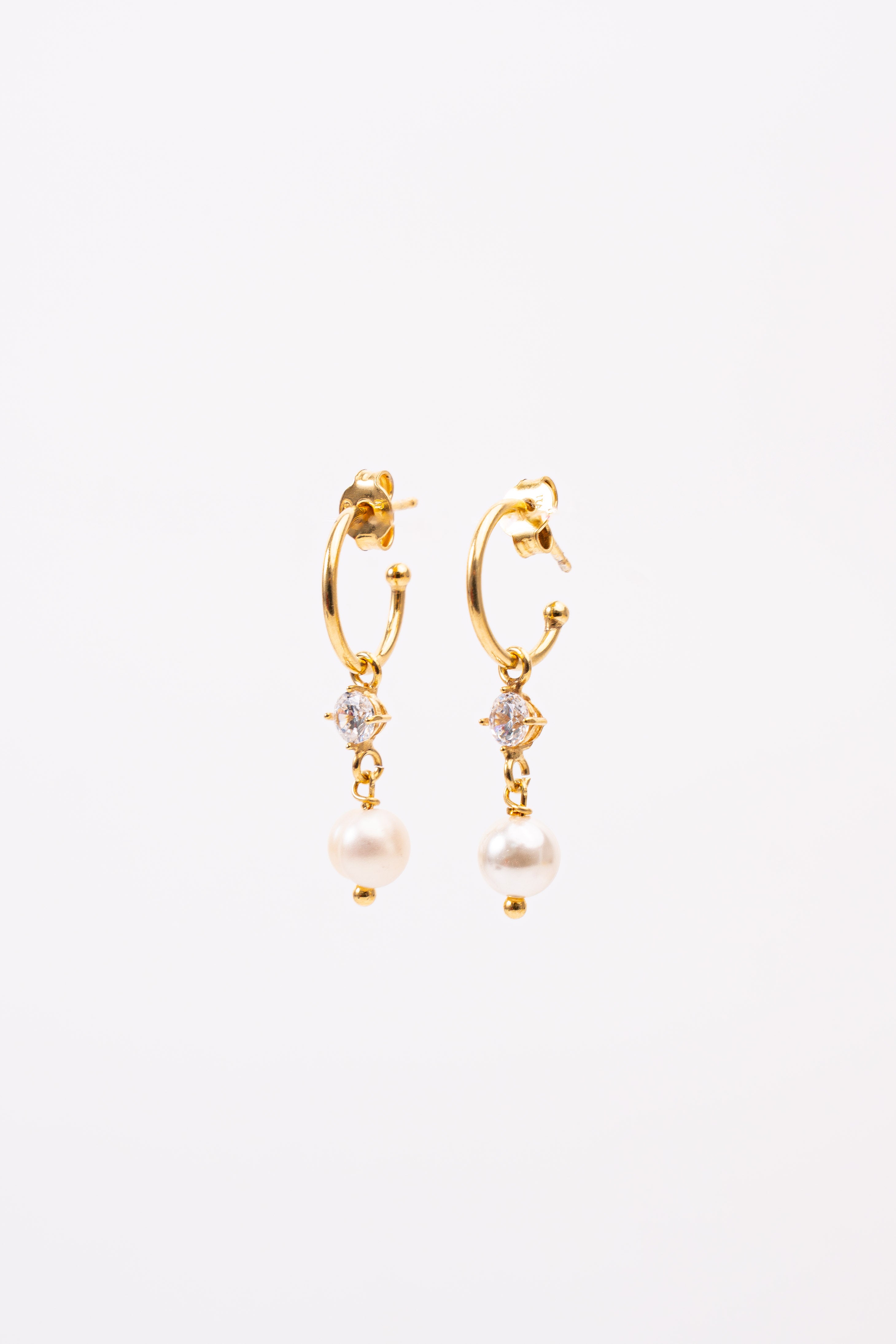 THE PEARL BETWEEN earrings