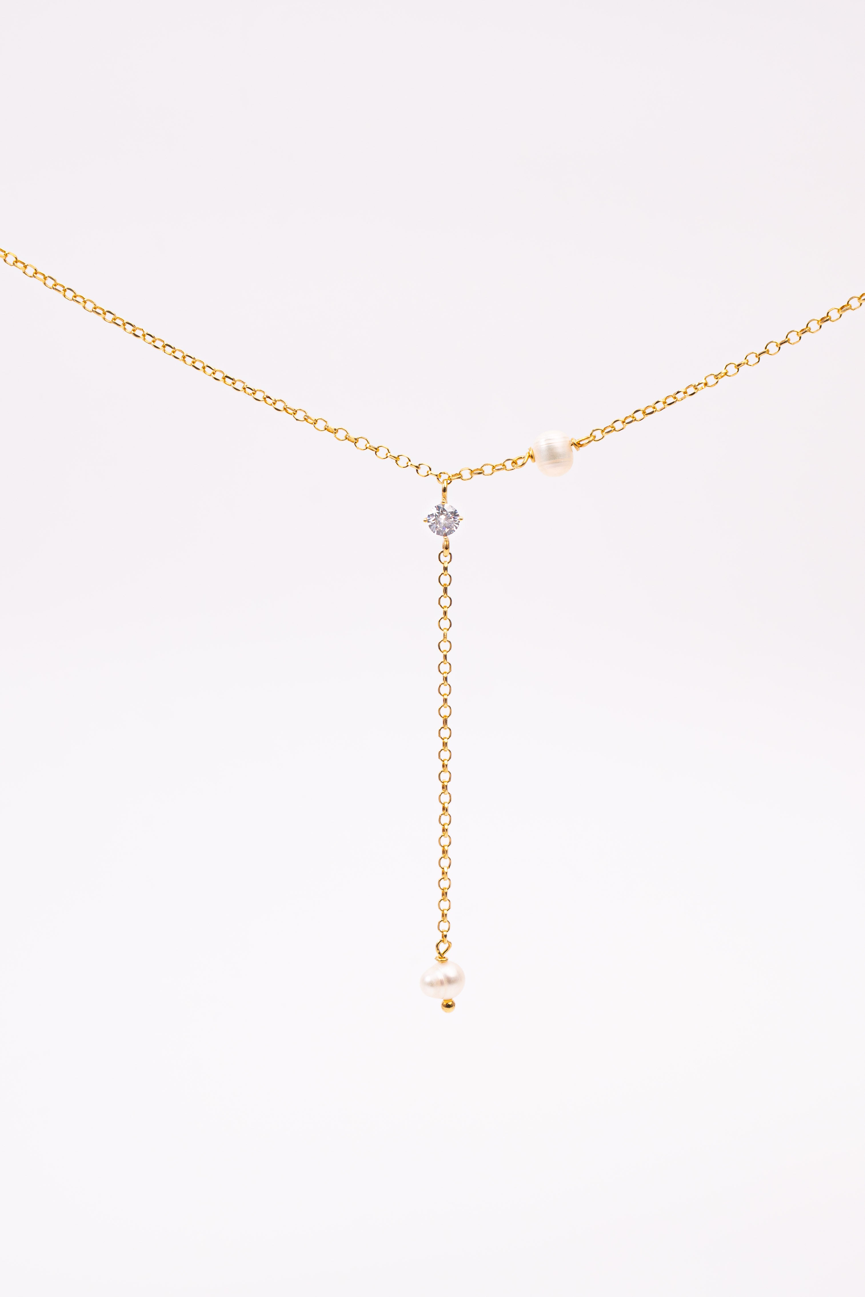 THE PEARL BETWEEN necklace