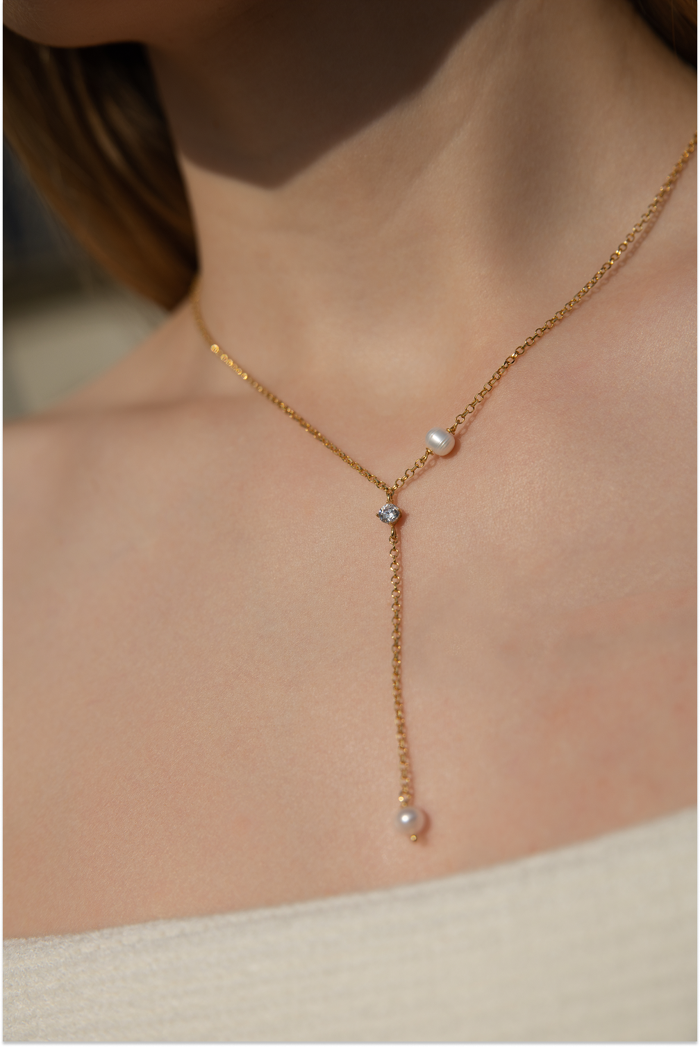 THE PEARL BETWEEN necklace