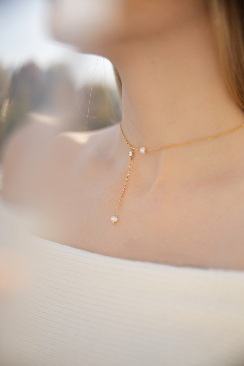 THE PEARL BETWEEN necklace