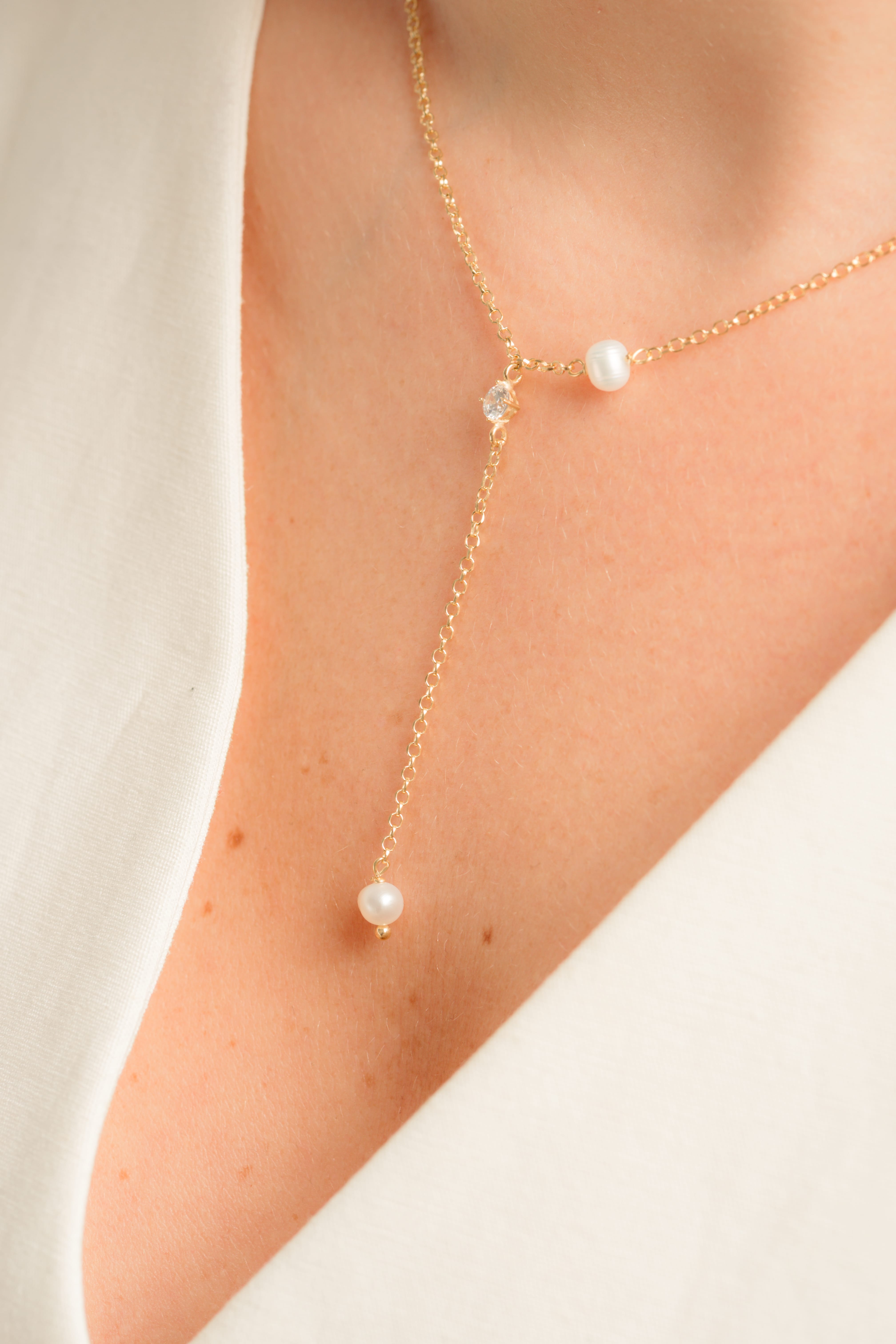 THE PEARL BETWEEN necklace