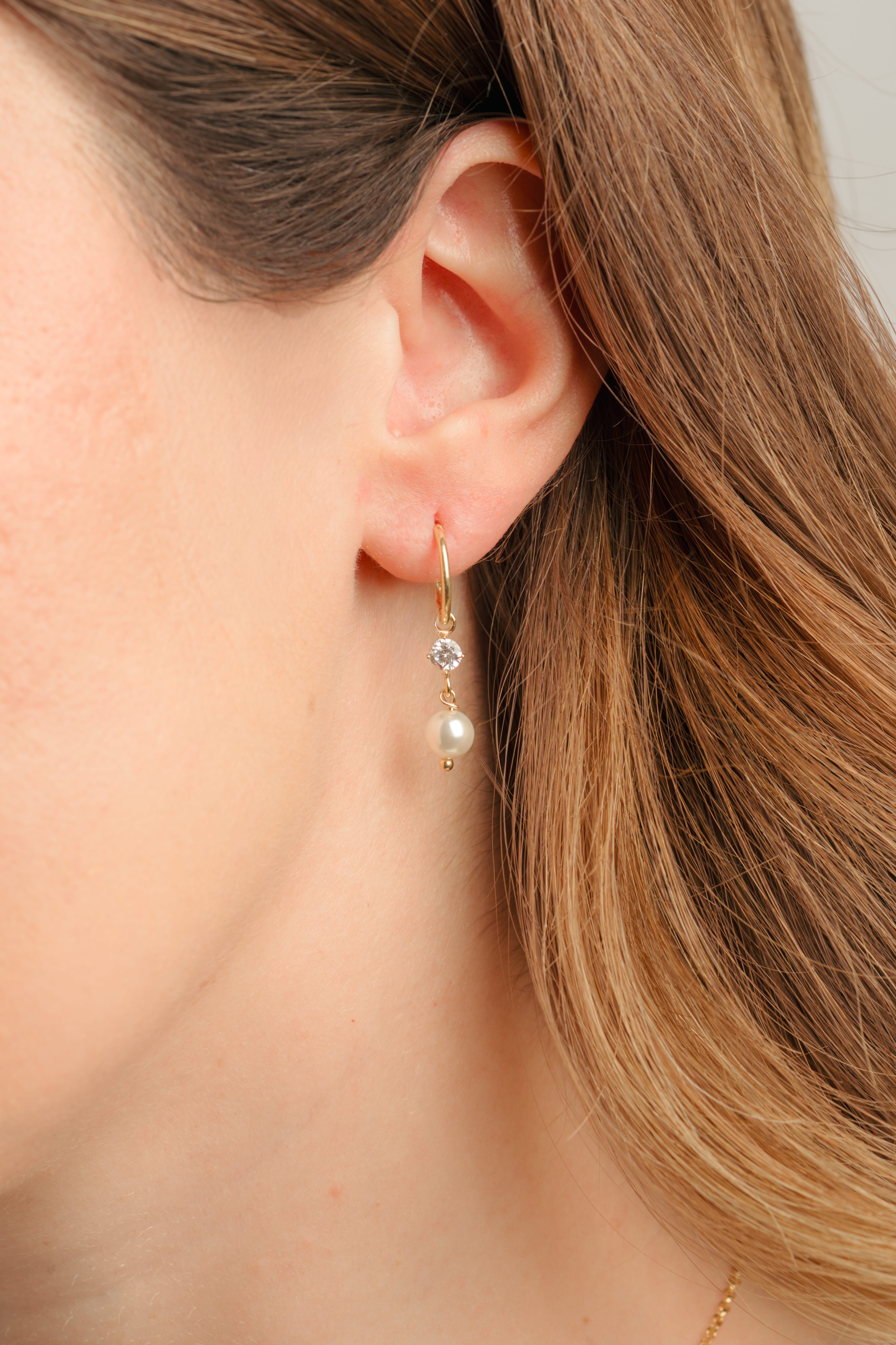 THE PEARL BETWEEN earrings