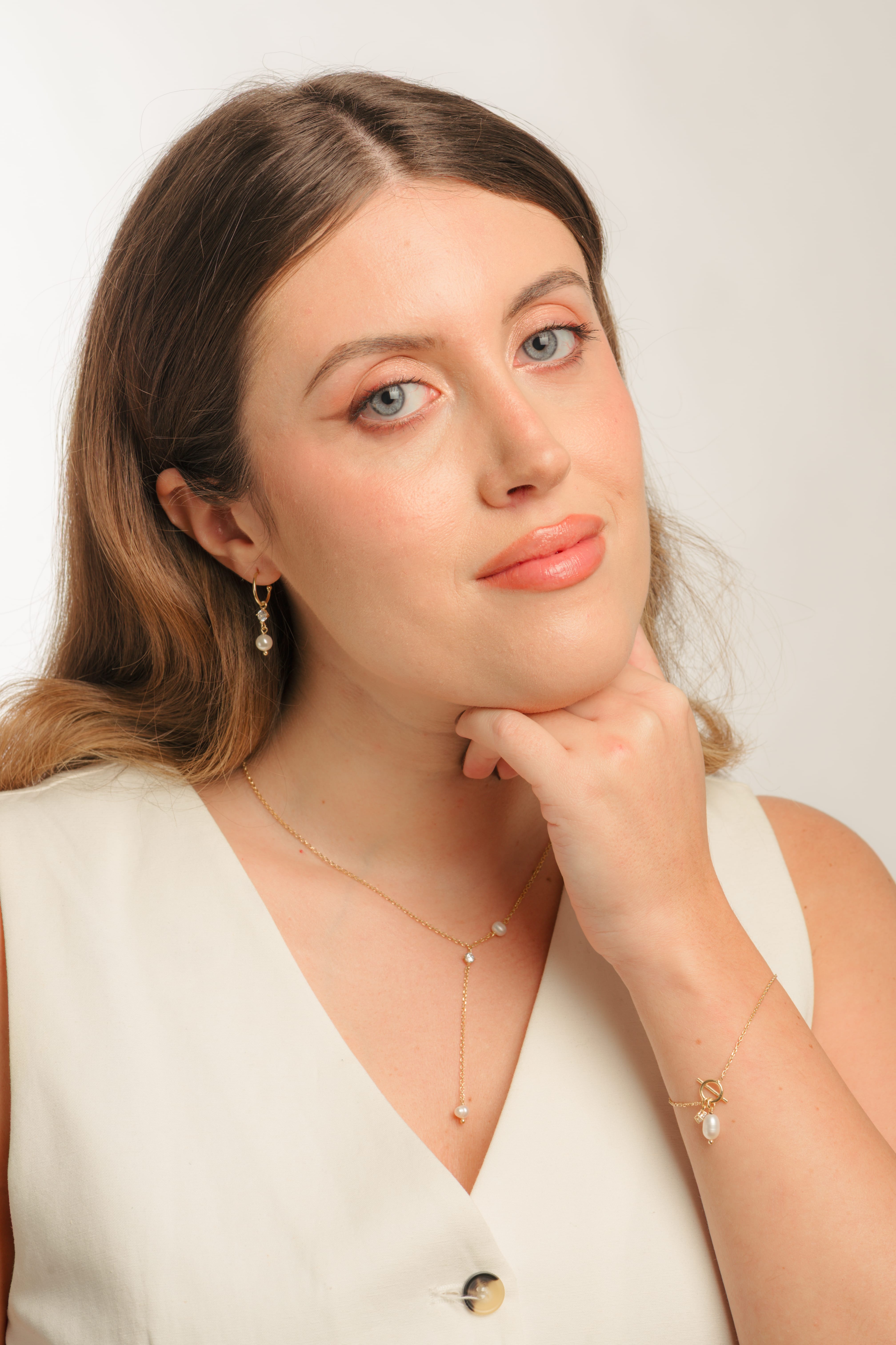 THE PEARL BETWEEN necklace