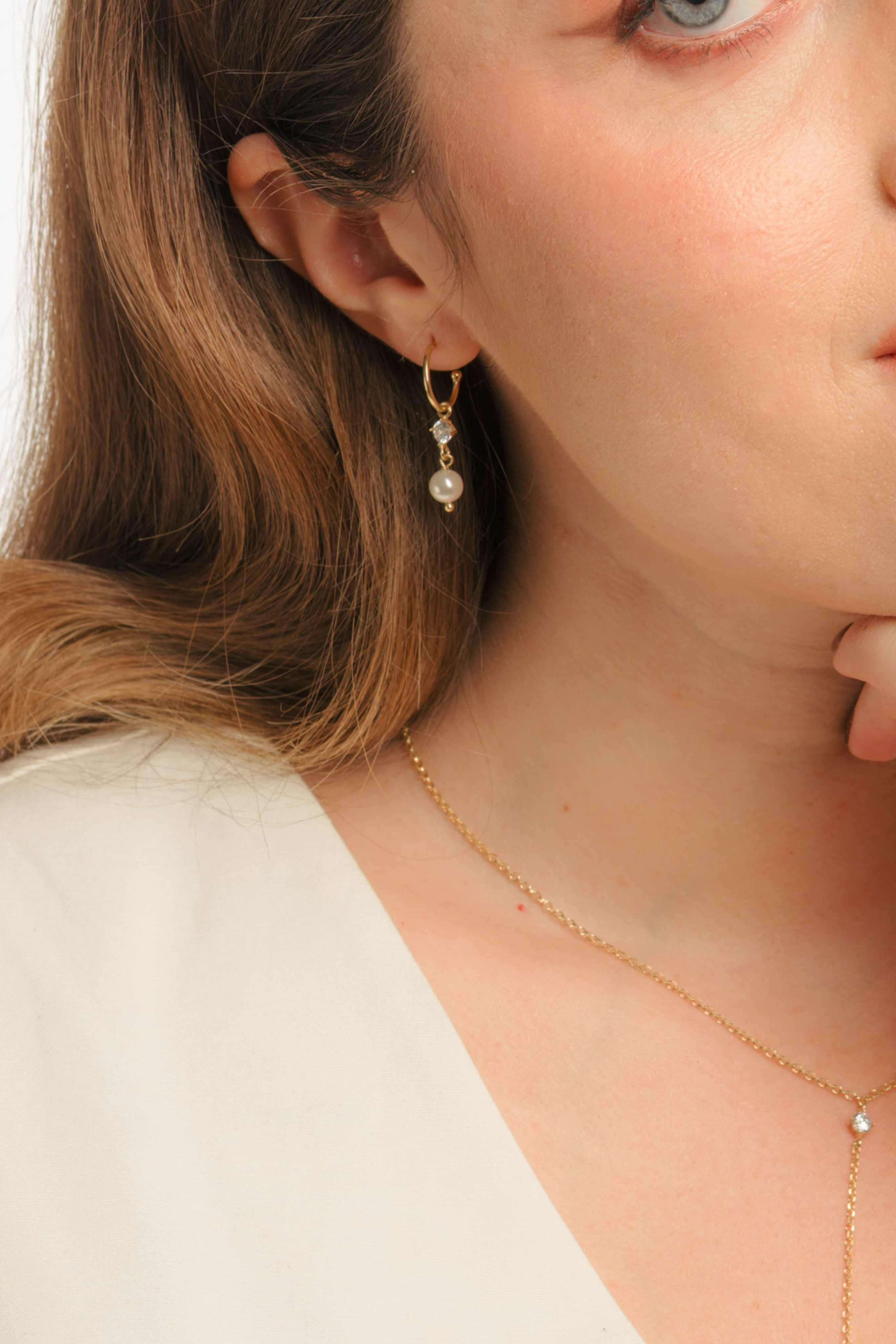 THE PEARL BETWEEN earrings